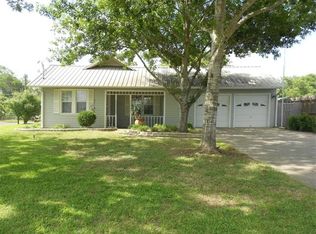 112 E Summit St, Schulenburg, TX 78956