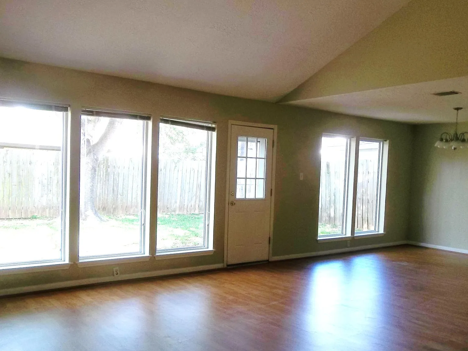 3 bed, 2011 sqft, $1,960 — Photo 3
