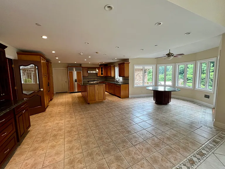 kitchen and breakfast area