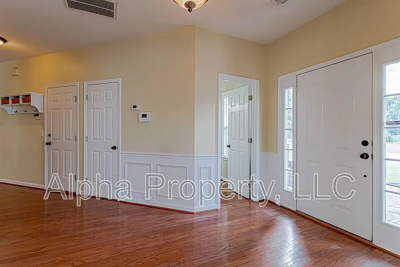 5 bed, 2.5 bath, 2600 sqft, $2,500 — Photo 3