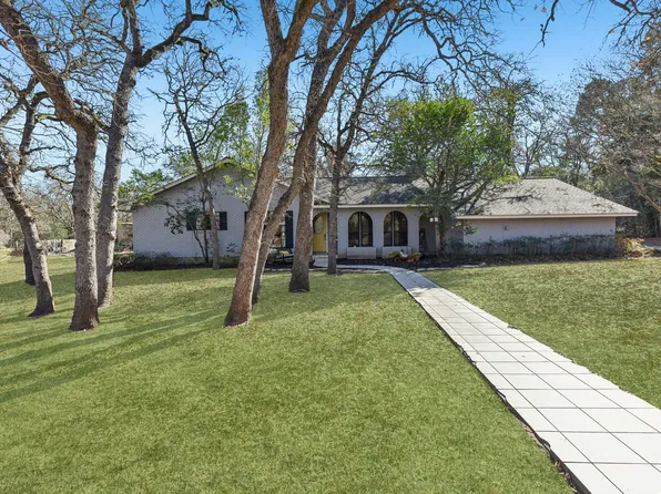 111 Post Oak Dr, Elgin, TX 78621
