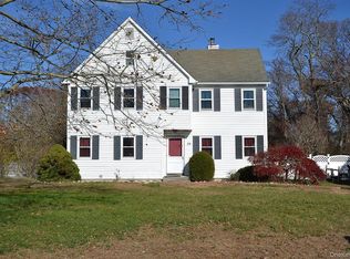 72 Old Farm Rd, Riverhead, NY 11901