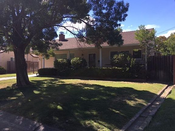 4th image of 2404 Rosyln Way