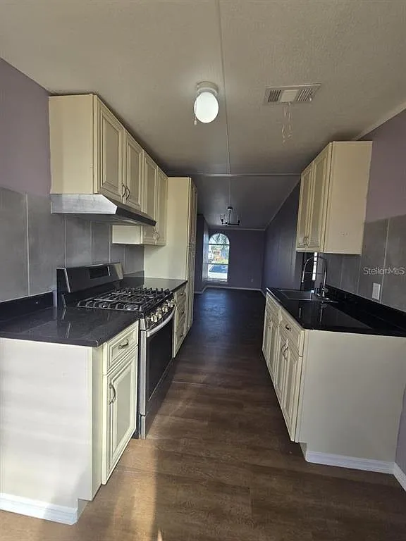 2 bed, 1.0 bath, 1232 sqft, $1,400 — Photo 2