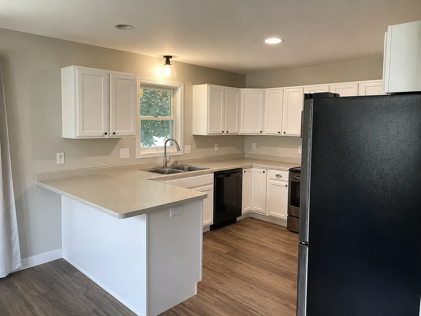 3 bed, 2300 sqft, $2,995 — Photo 4