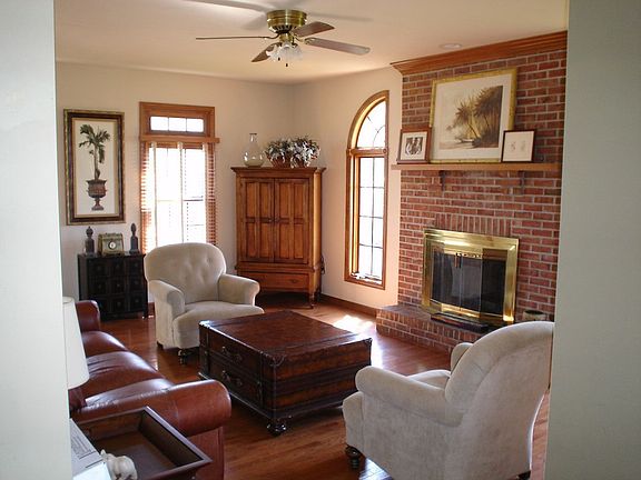 Family room w. fireplace