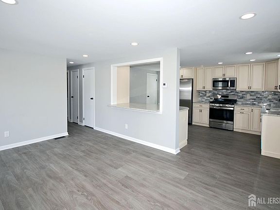 4th image of 824 Drake Ave