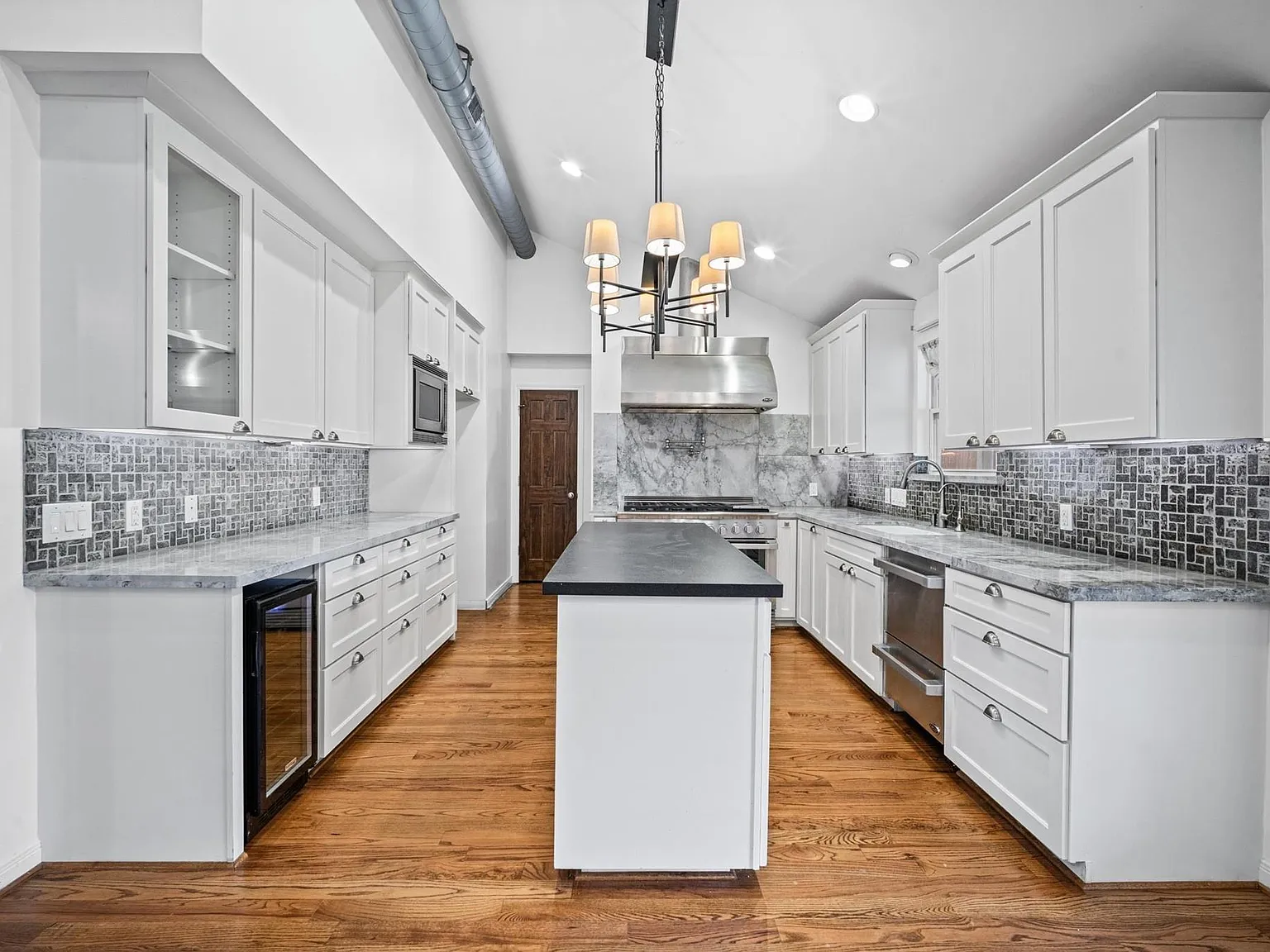 3 bed, 3.0 bath, 2015 sqft, $3,000 — Photo 3