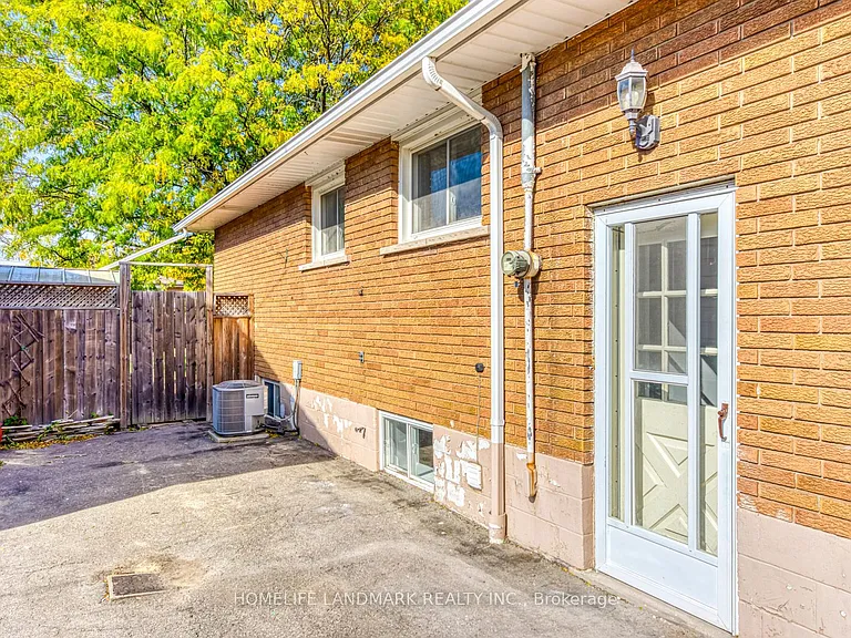 146 Manning Ave — Photo 4