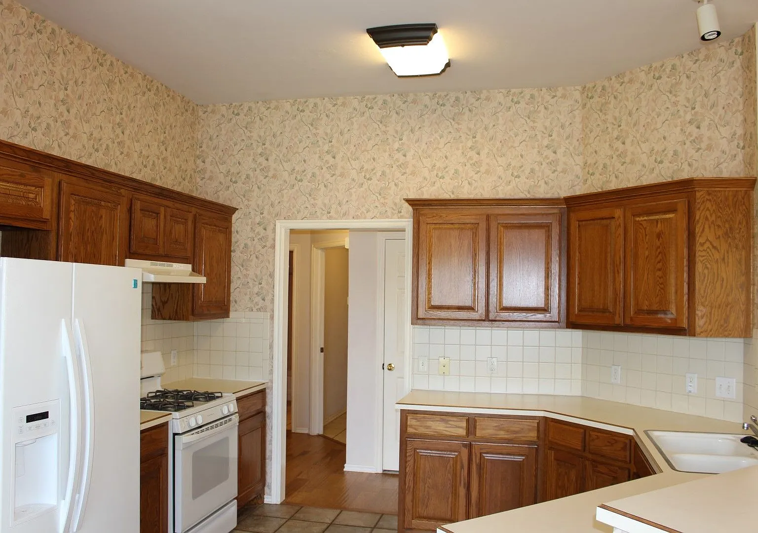 Charming 3 Bed, 2 Bath Home in Edmond with Gated Neighborhood — Photo 3