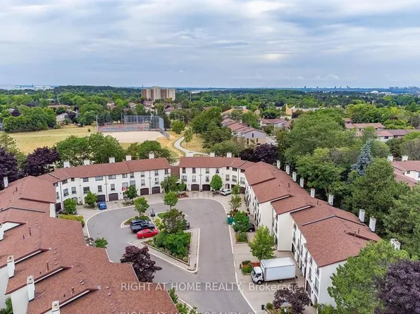 6679 Shelter Bay Rd #32, Mississauga, ON L5N 2A2