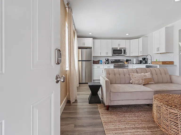 2615 Rosewood St — Photo 4