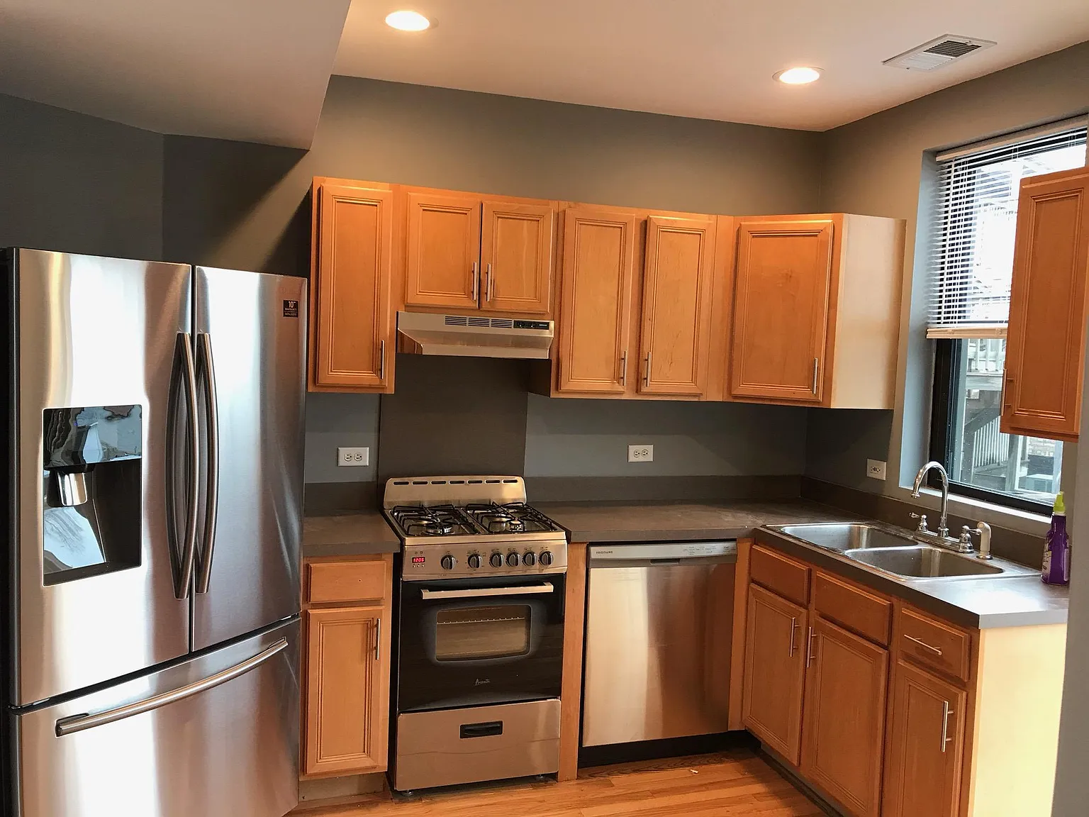 2 bed, 850 sqft, $2,100 — Photo 1