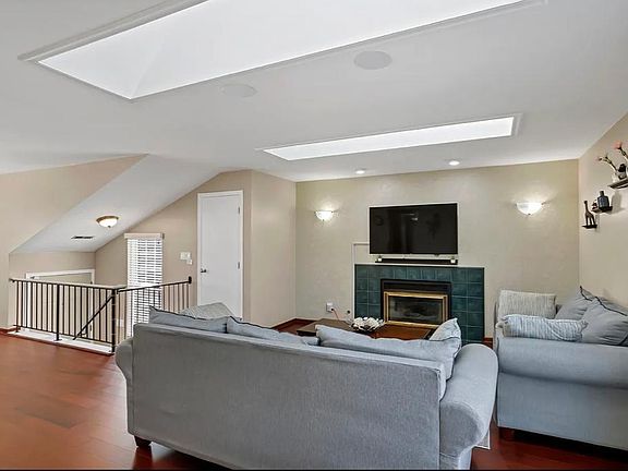 3rd image of 984 Westchester Cir