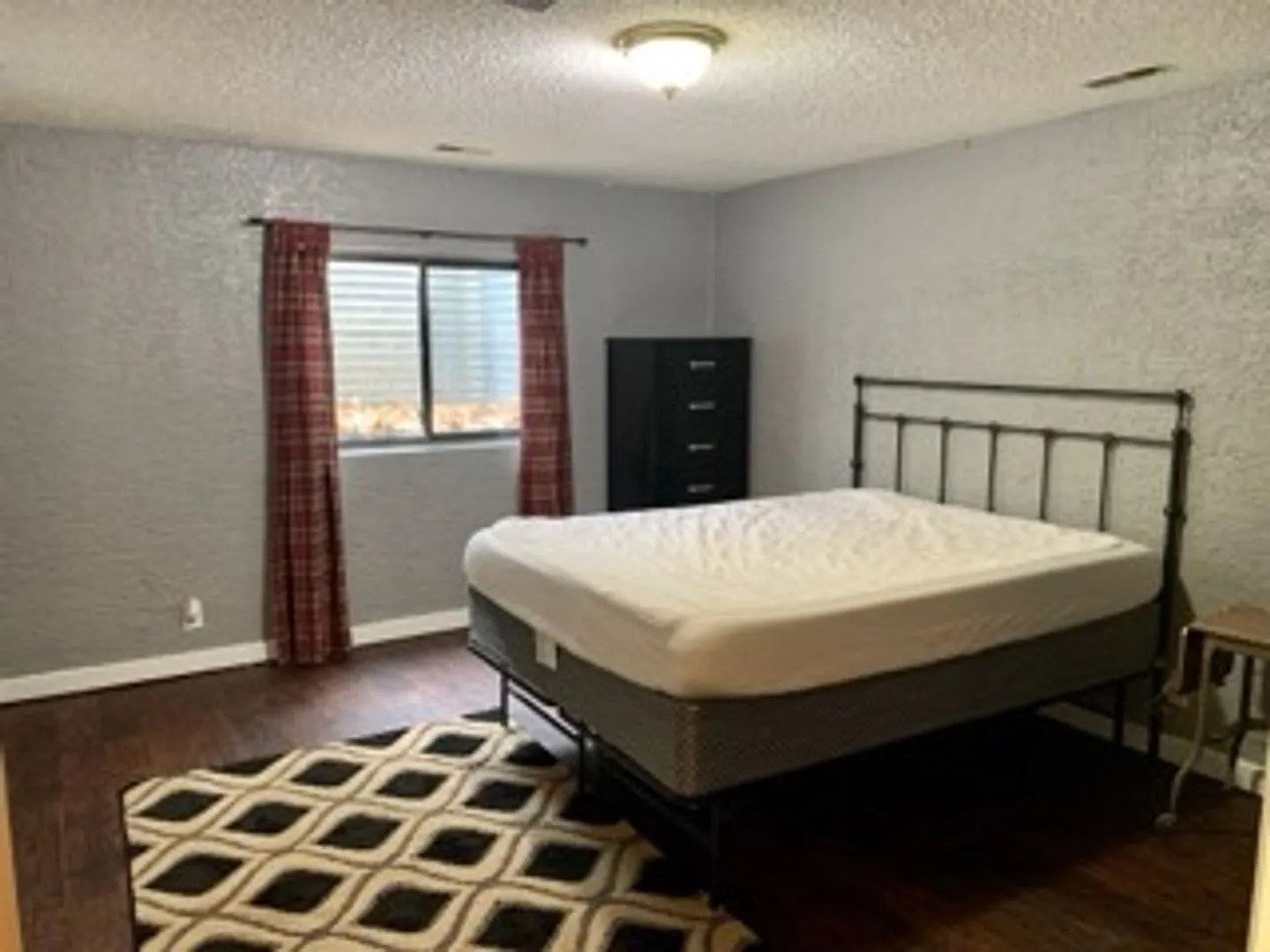 Huge room in a large shared home, private bathroom, great neighborhood, friendly roommates! — Photo 3