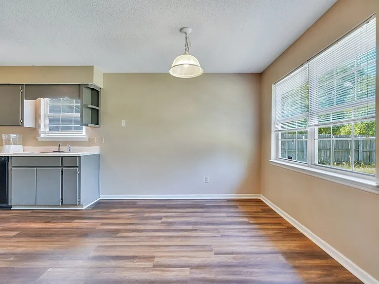 1501 Woodcrest Cir — Photo 13