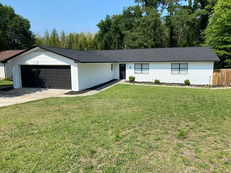 2411 Castlewood Dr — Photo 3