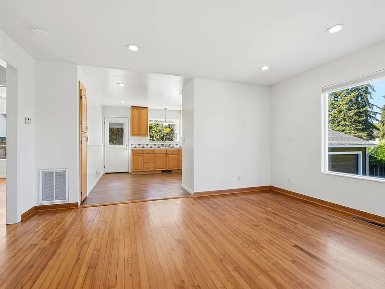 218 Mora St — Photo 16