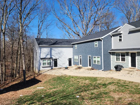912 Oakcrest Dr APT B, Charleston, IL 61920