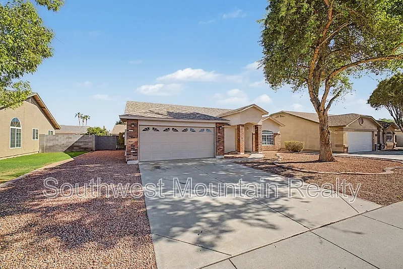 4 bed, 2.0 bath, 1918 sqft, $2,495 — Photo 3