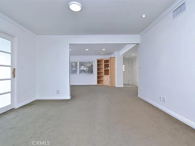15344 Greenleaf St — Photo 11