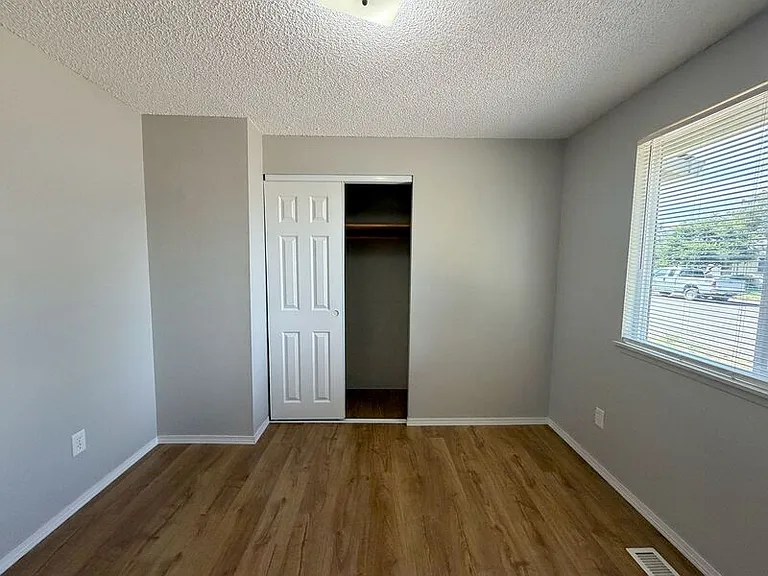 410 Crona St — Photo 13