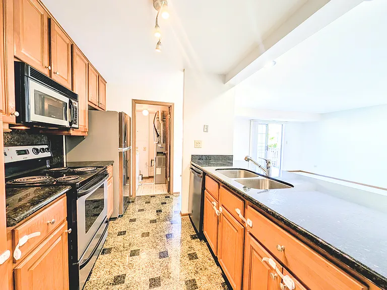1751 Sleepy Hollow Ct #7 — Photo 3