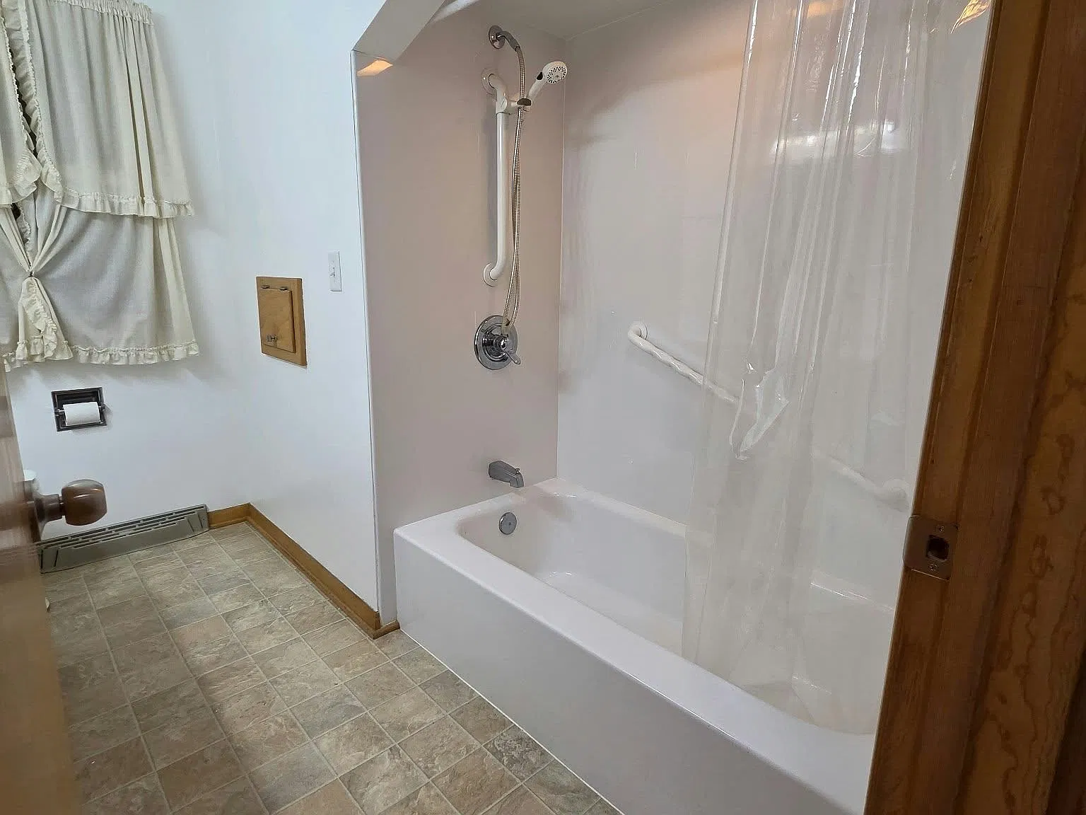 3 bed, 2080 sqft, $2,100 — Photo 4