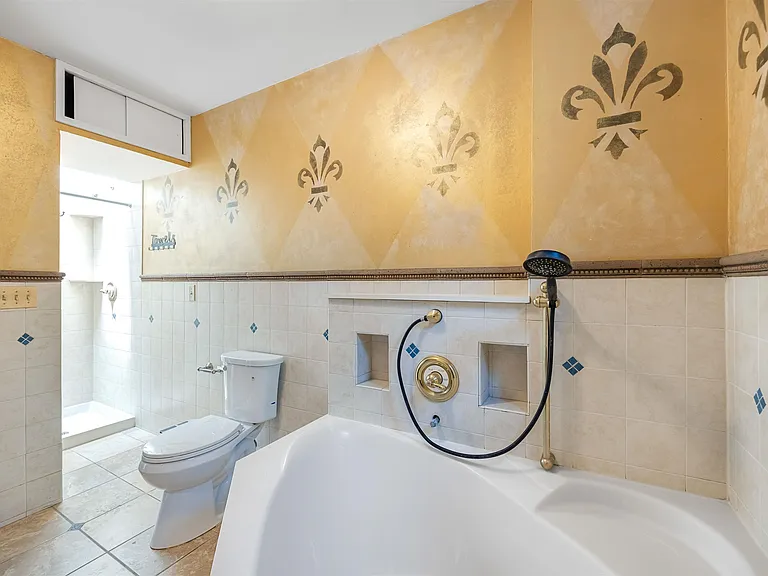 258 Woodlawn Ave — Photo 24