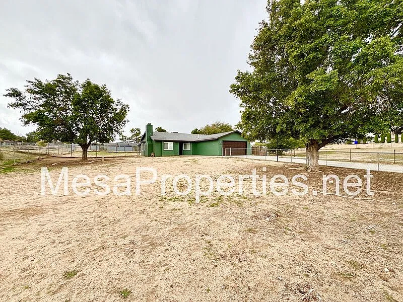 3 bed, 2.0 bath, 1460 sqft, $2,300 — Photo 2