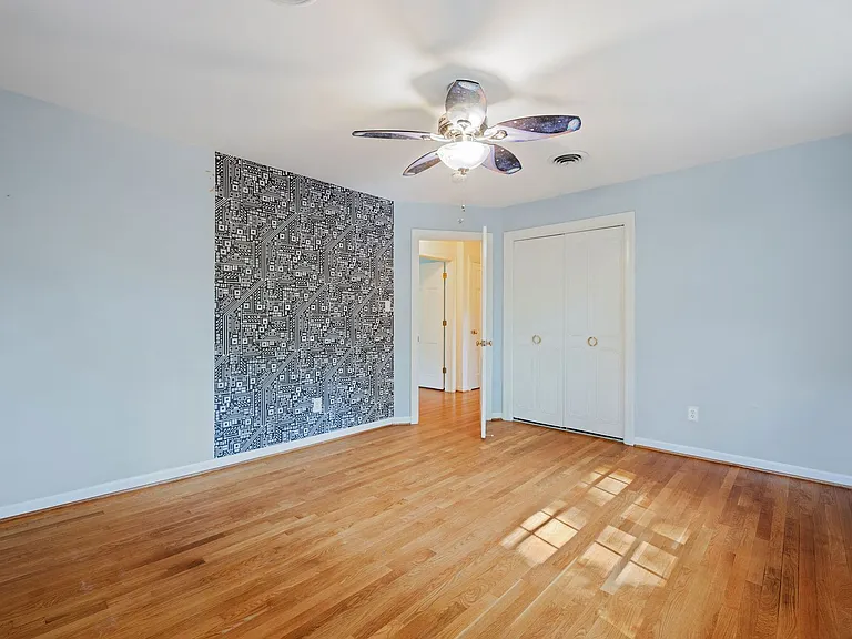 2401 Scarsborough Dr — Photo 31