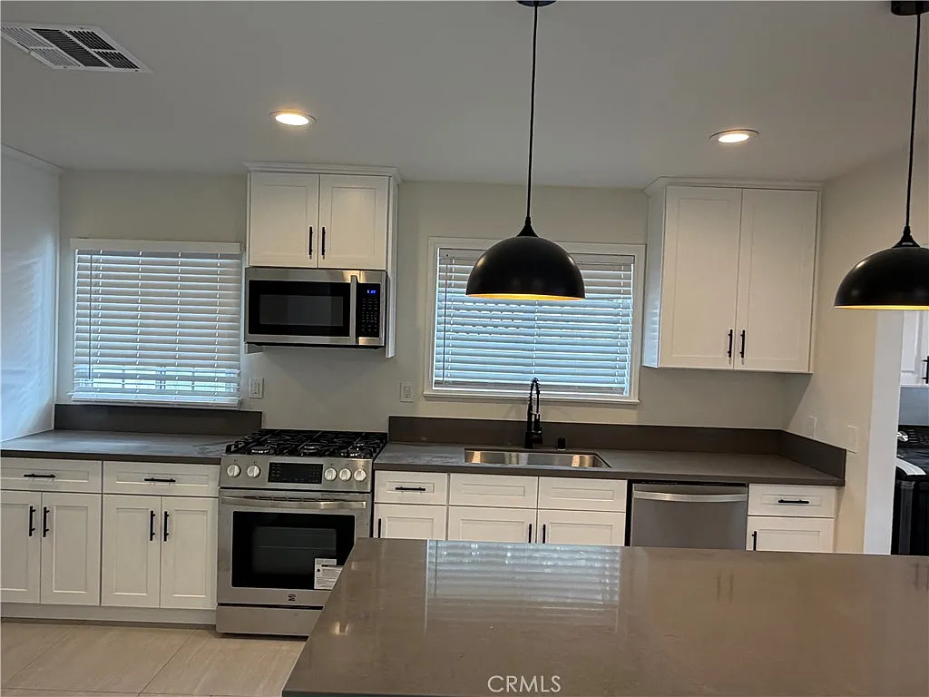 4 bed, 1900 sqft, $4,995 — Photo 4