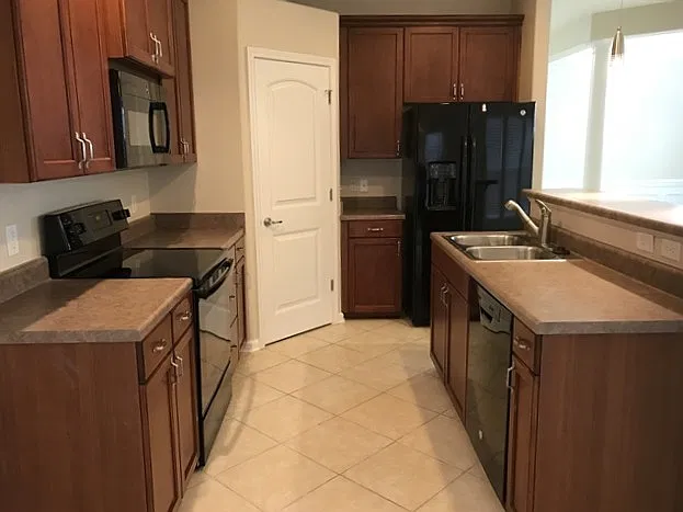 3 bed, 2.5 bath, 1986 sqft, $2,355 — Photo 2