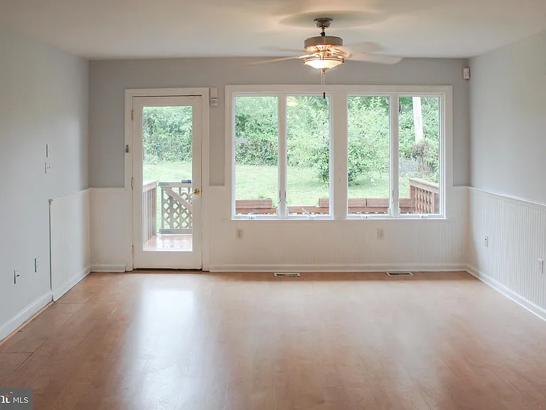 105 Robin Hood Ln — Photo 2