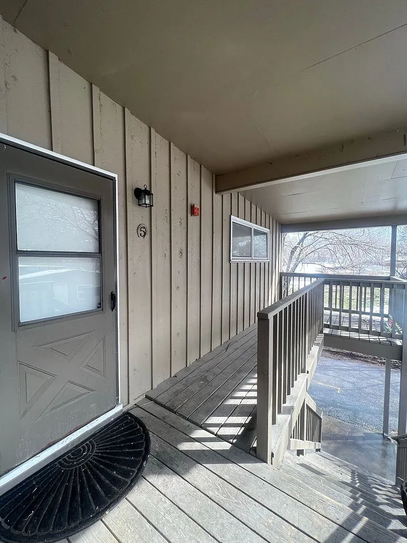 Building Photo - 709 Cowdin Dr