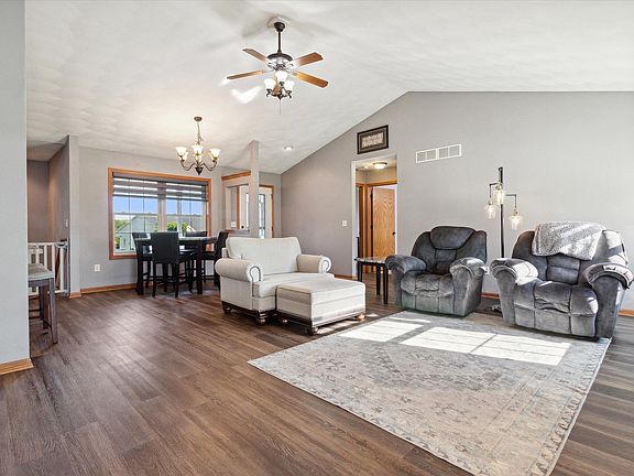4th image of 404 Comfortcove St