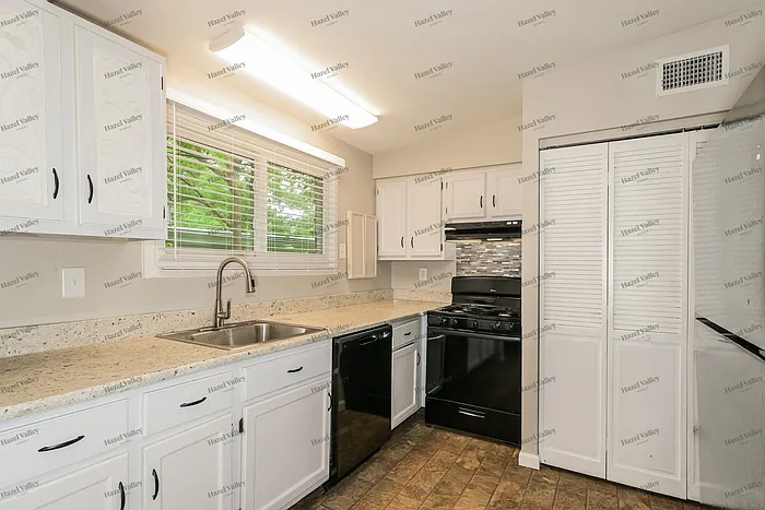 1030 Robinwood Dr — Photo 5