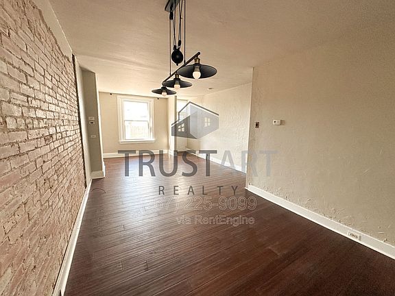 4th image of 3885 Manor St #1