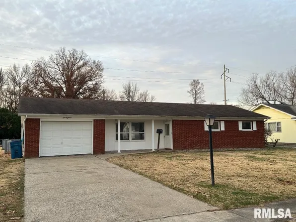 118 E Bond St, Benton, IL 62812