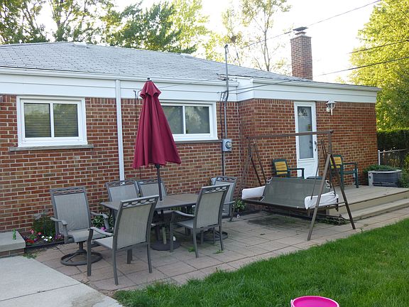 4th image of 2323 Pinetree Dr