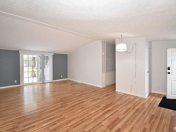 4th image of 24613 Cloverdale Dr