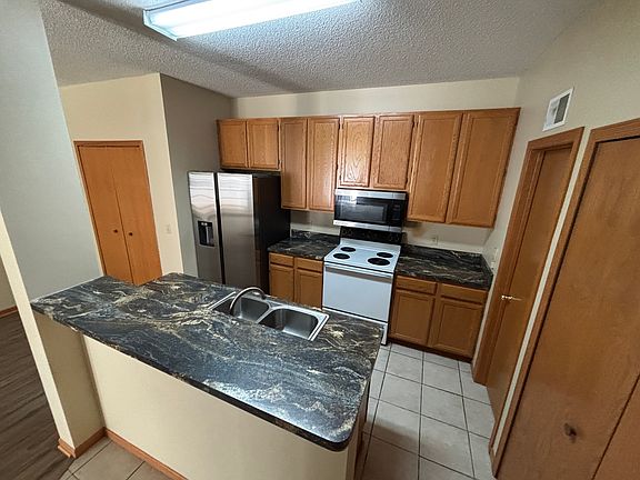 5th image of 15620 Garrett Dr