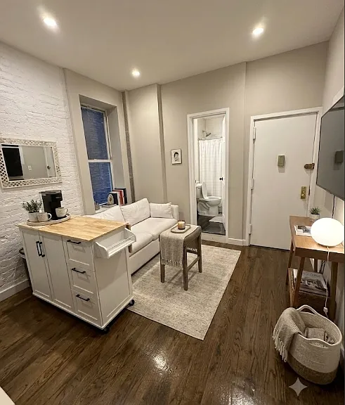 338 W 17th St #1C — Photo 3