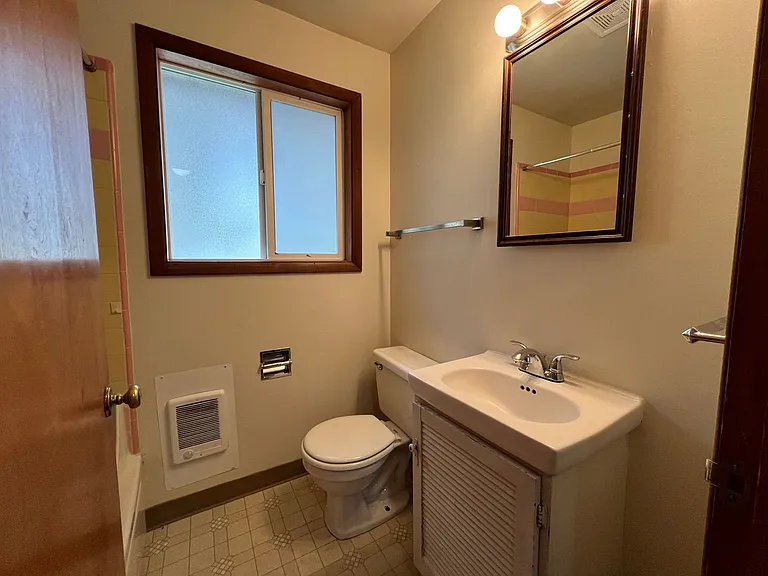 W1319 - Hudson's Bay Court — Photo 9