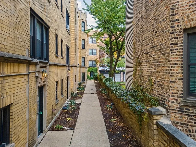 648.5 W Roscoe St #GD — Photo 3