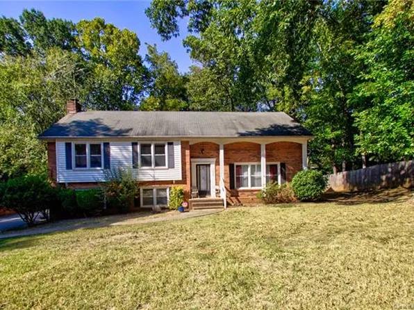 7008 Foxworth Dr, Charlotte, NC 28226