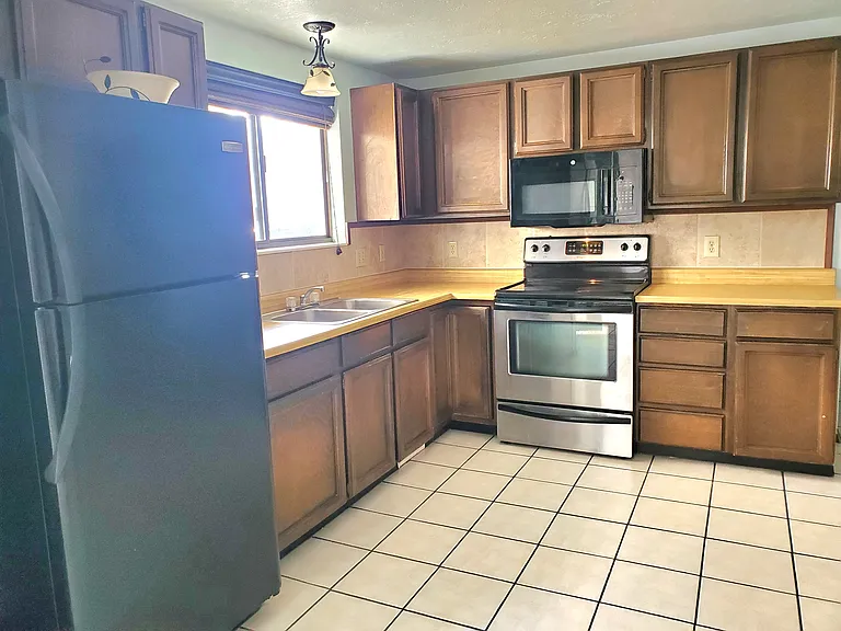 1024 N 1025 E — Photo 12