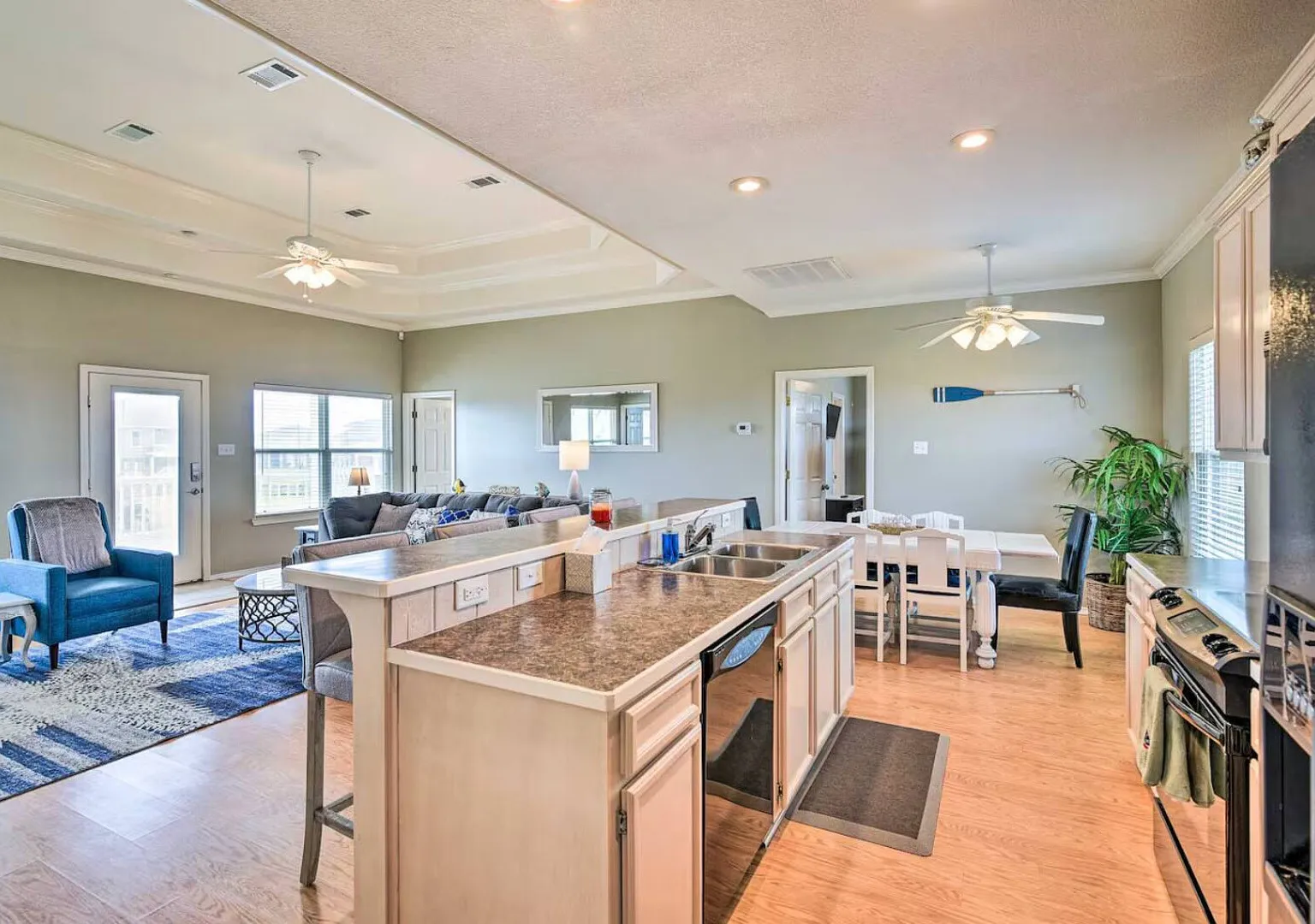 Family Retreat, Hangout Garage & Fire Pit, 3Bd/2Bth — Photo 4