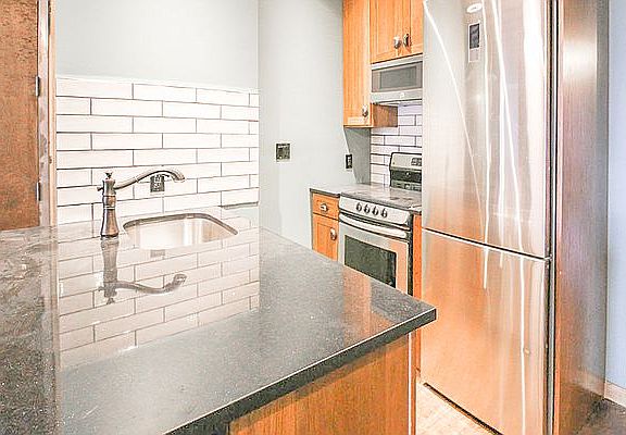 3rd image of 202 Montrose Ave #2R