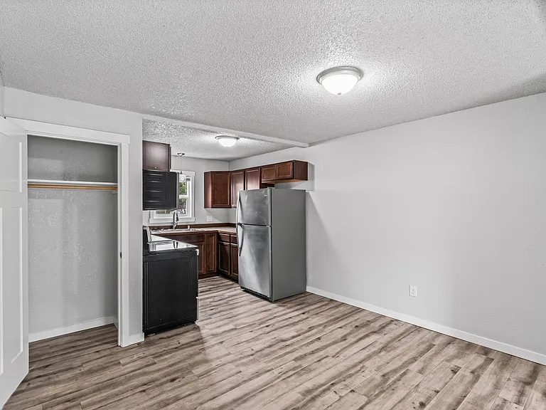 470 Dailey Ave — Photo 15